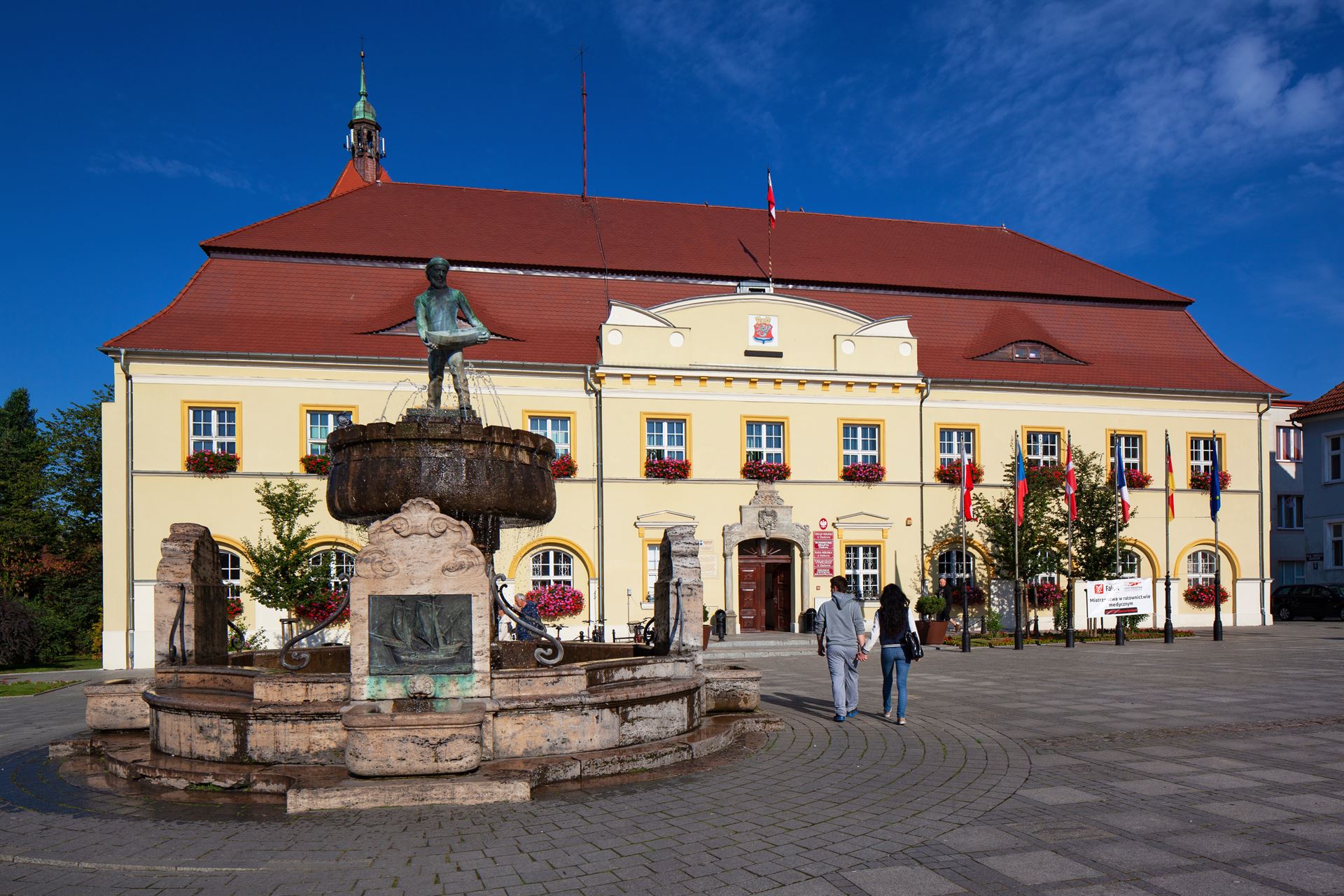 ratusz miejscki i pomnik rybaka